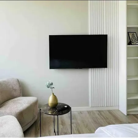 Xxl Group Stay, 24 Beds, Parking & Kitchen Access *