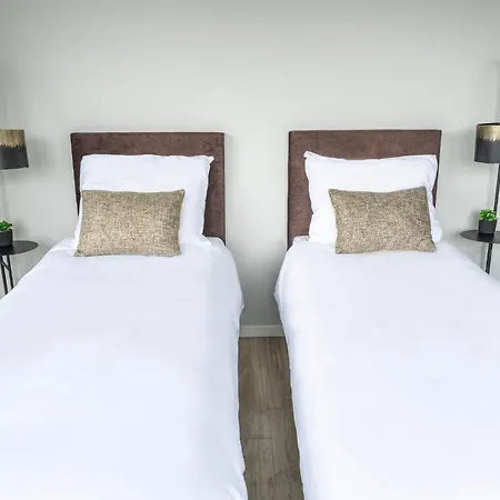 Xxl Group Stay, 24 Beds, Parking & Kitchen Access Apartment
