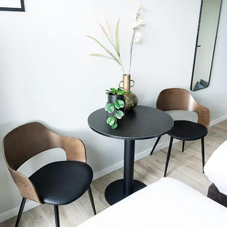 Xxl Group Stay, 24 Beds, Parking & Kitchen Access Raamsdonksveer