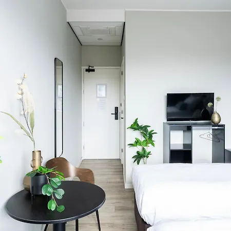 Xxl Group Stay, 24 Beds, Parking & Kitchen Access *