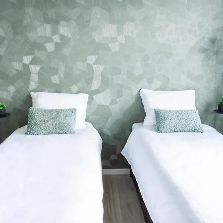 Xxl Group Stay, 24 Beds, Parking & Kitchen Access