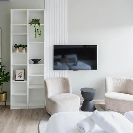 Xxl Group Stay, 24 Beds, Parking & Kitchen Access *