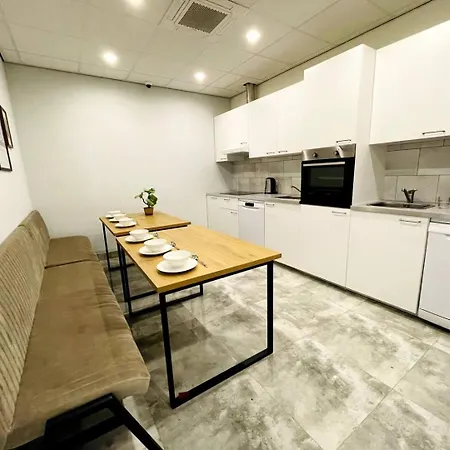 Xxl Group Stay, 24 Beds, Parking & Kitchen Access Apartment