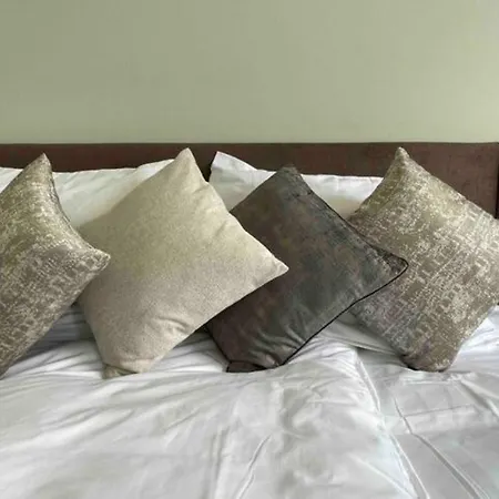Xxl Group Stay, 24 Beds, Parking & Kitchen Access Apartment *