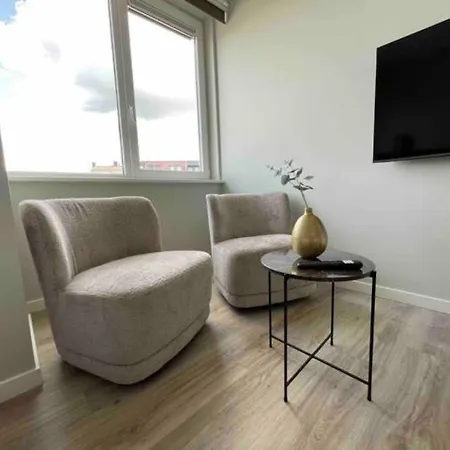 Xxl Group Stay, 24 Beds, Parking & Kitchen Access Raamsdonksveer