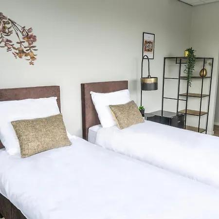 Apartment Xxl Group Stay, 24 Beds, Parking & Kitchen Access Raamsdonksveer