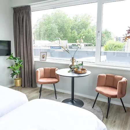 Xxl Group Stay, 24 Beds, Parking & Kitchen Access Apartment *