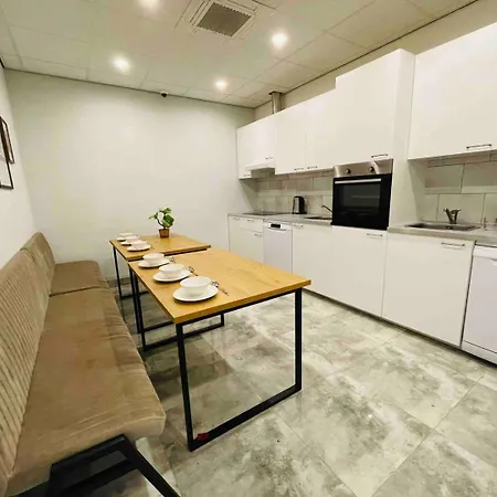 Xxl Group Stay, 24 Beds, Parking & Kitchen Access Apartment *