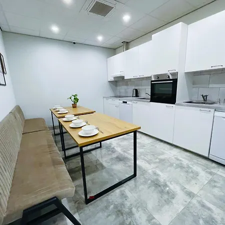 Apartment Xxl Group Stay, 24 Beds, Parking & Kitchen Access *