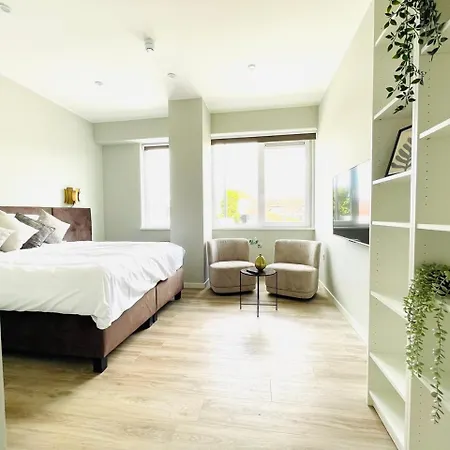 Xxl Group Stay, 24 Beds, Parking & Kitchen Access Raamsdonksveer